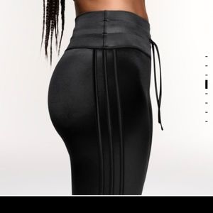 Ivy Park Noir Shiny Leggings M